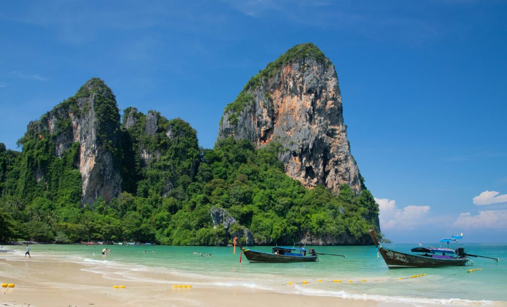 Wisata Pantai Railay di Krabi, salah satu pantai populer di wilayah Andaman Thailand.