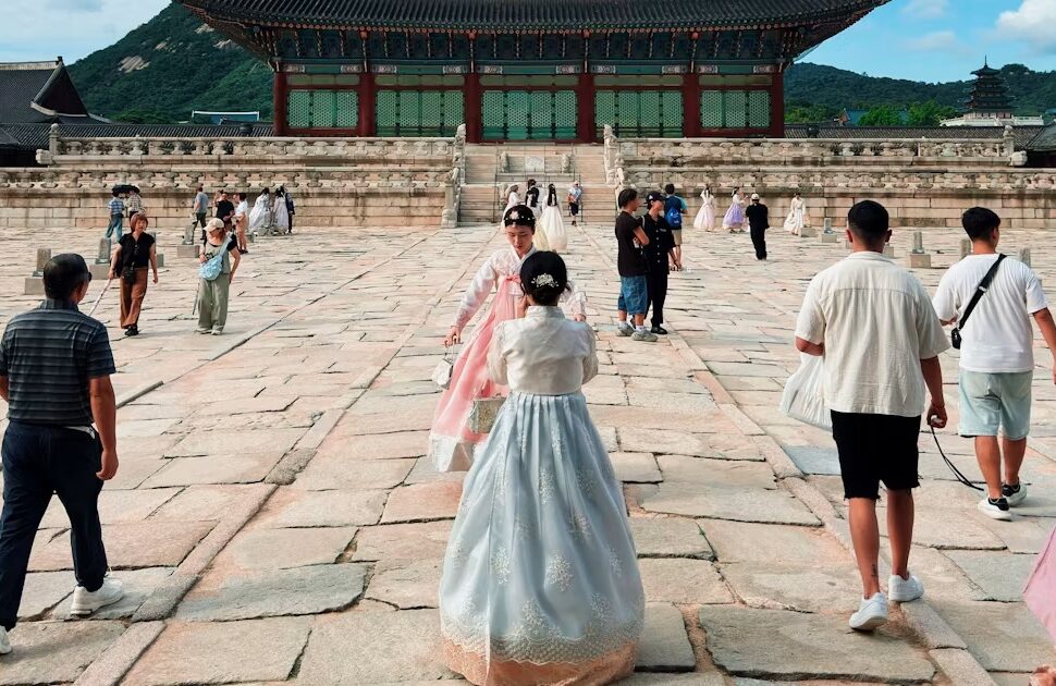 liburan kilat 4 hari ke Seoul - hanbok tradisional di Gyeongbokgung Palace
