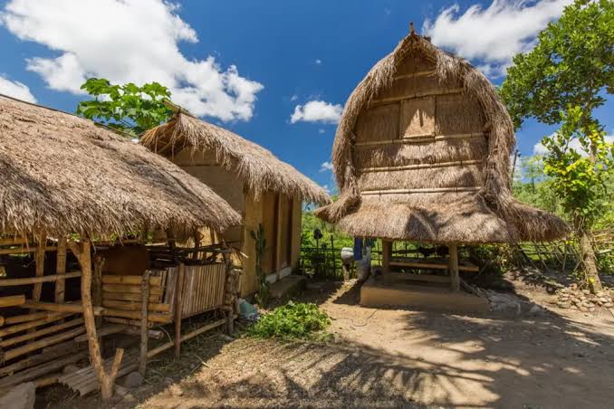 rumah adat suku Sasak di Desa Sade Lombok Tengah