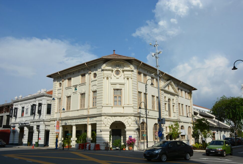 Bangunan bersejarah peninggalan kolonial Inggris di kawasan wisata George Town Penang, Malaysia.