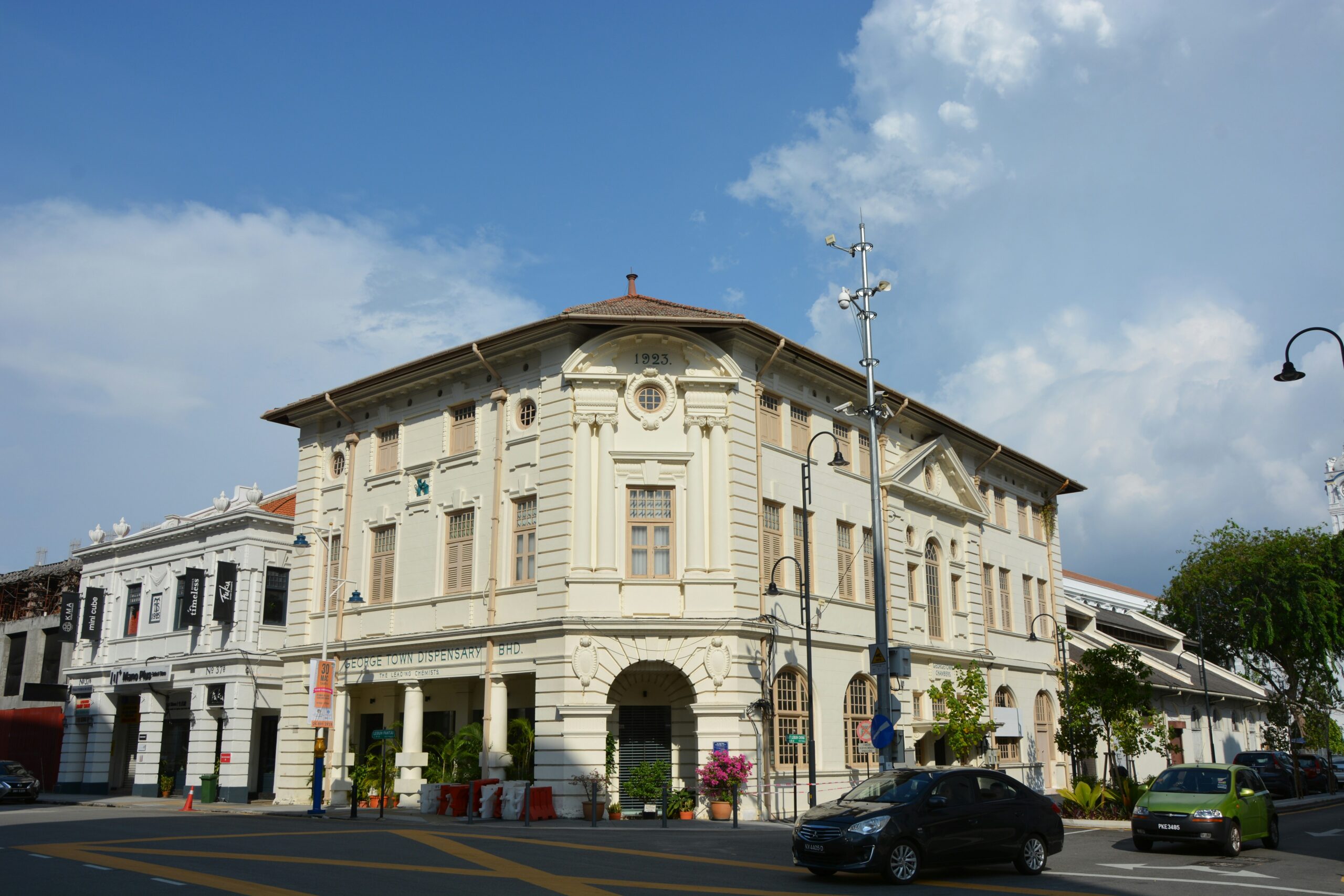 Bangunan bersejarah peninggalan kolonial Inggris di kawasan wisata George Town Penang, Malaysia.