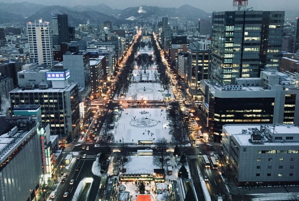 Landmark ikonik Sapporo TV Tower di tengah taman Odori Park Hokkaido Jepang
