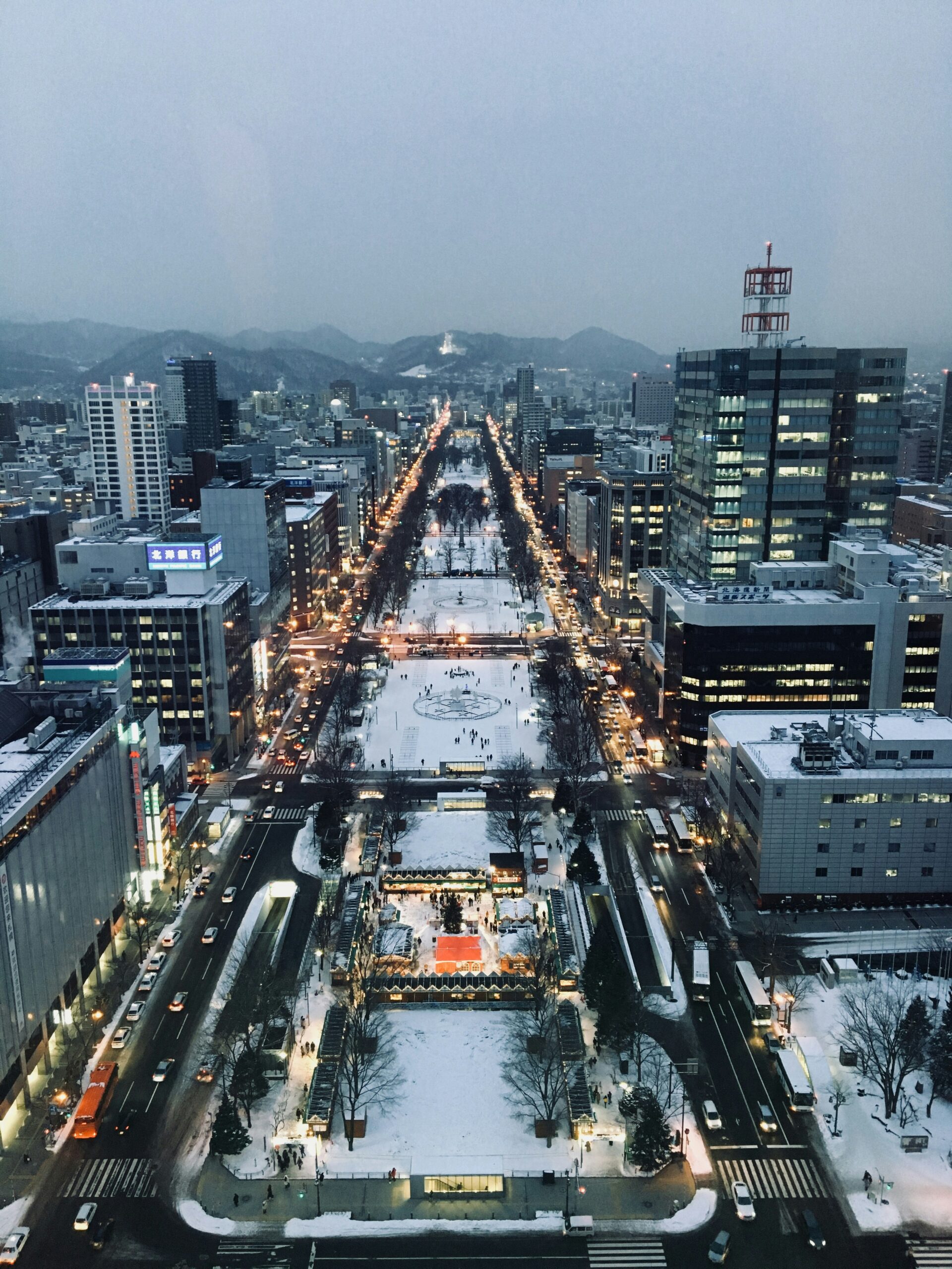Landmark ikonik Sapporo TV Tower di tengah taman Odori Park Hokkaido Jepang