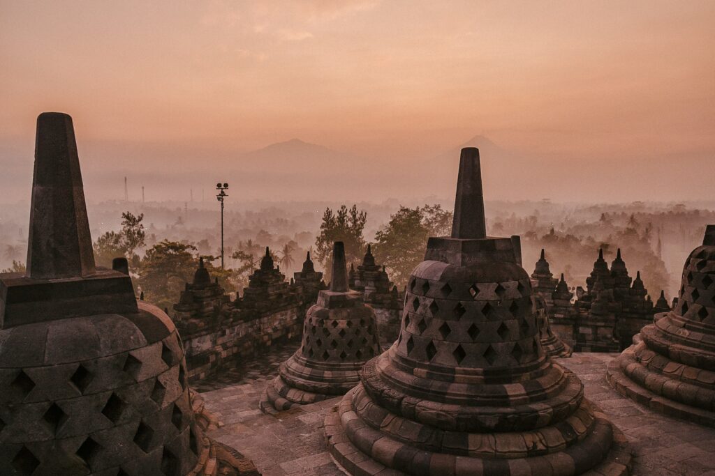 Foto sunrise di Borobudur dengan kabut tipis mengelilingi stupa